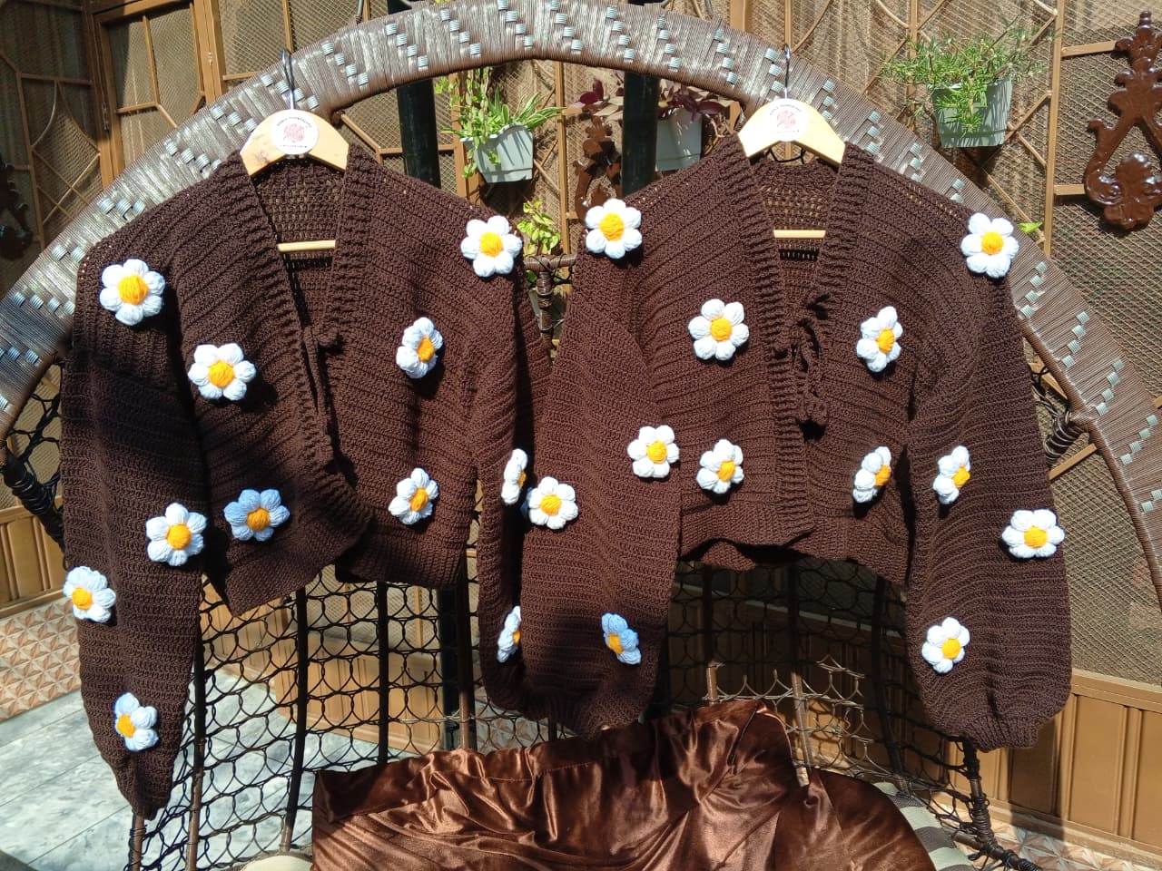 Crochet Floral Crop Cardigan in Daisy Flowers